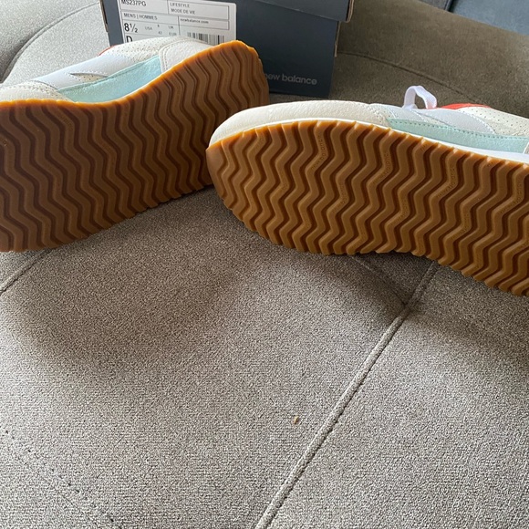 New Balance Size 8.5 (men’s sizing) - Picture 3 of 4